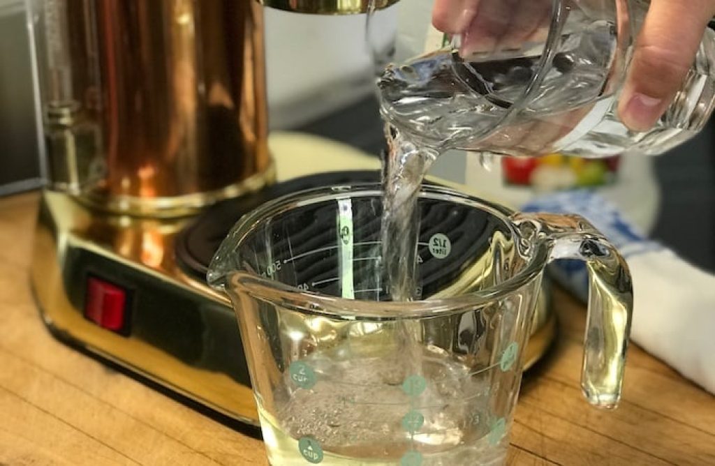 mix white vinegar and water